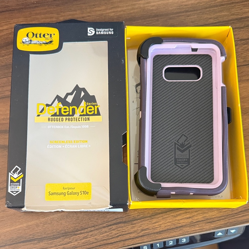 OtterBox Defender Series Case for Samsung Galaxy S10e - Black and Lavender